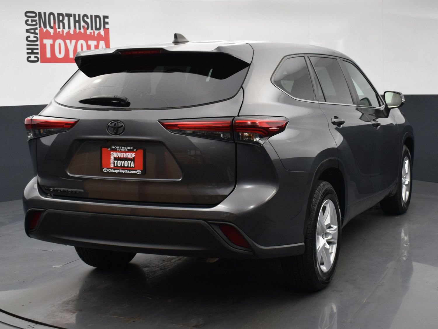 Used 2023 Toyota Highlander L FWD image 4