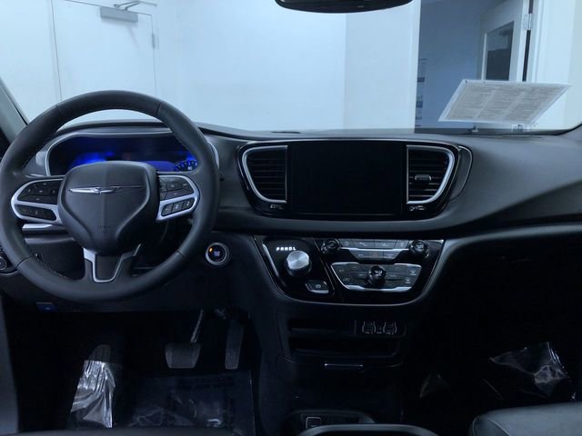 Used 2025 Chrysler Pacifica Select image 18