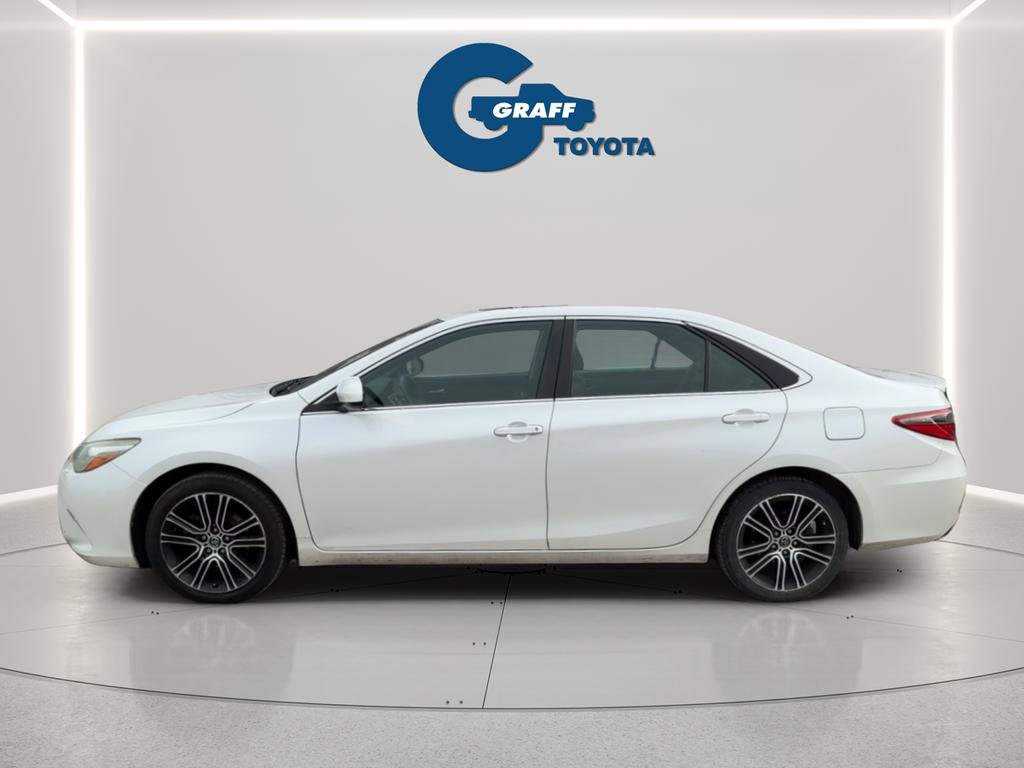 Used 2016 Toyota Camry SE image 2