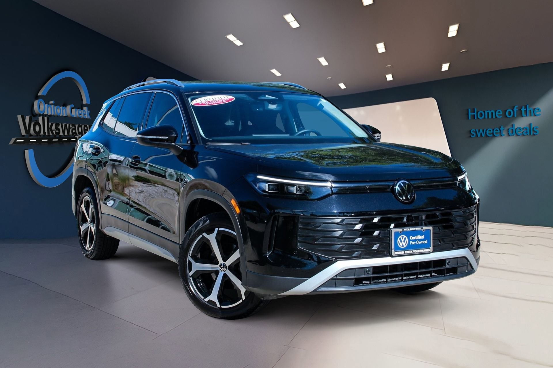 Certified 2025 Volkswagen Tiguan SE FWD image 3