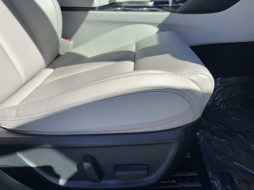 Used 2023 Genesis G70 2.0T image 12