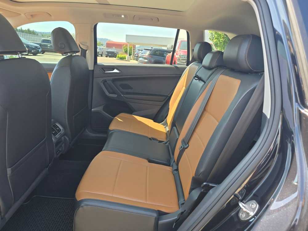 Used 2018 Volkswagen Tiguan SEL AWD/4WD image 16