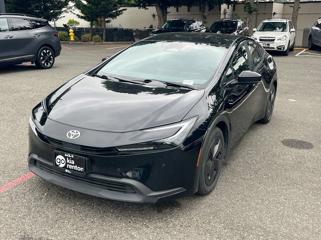 Used 2025 Toyota Prius LE FWD image 3