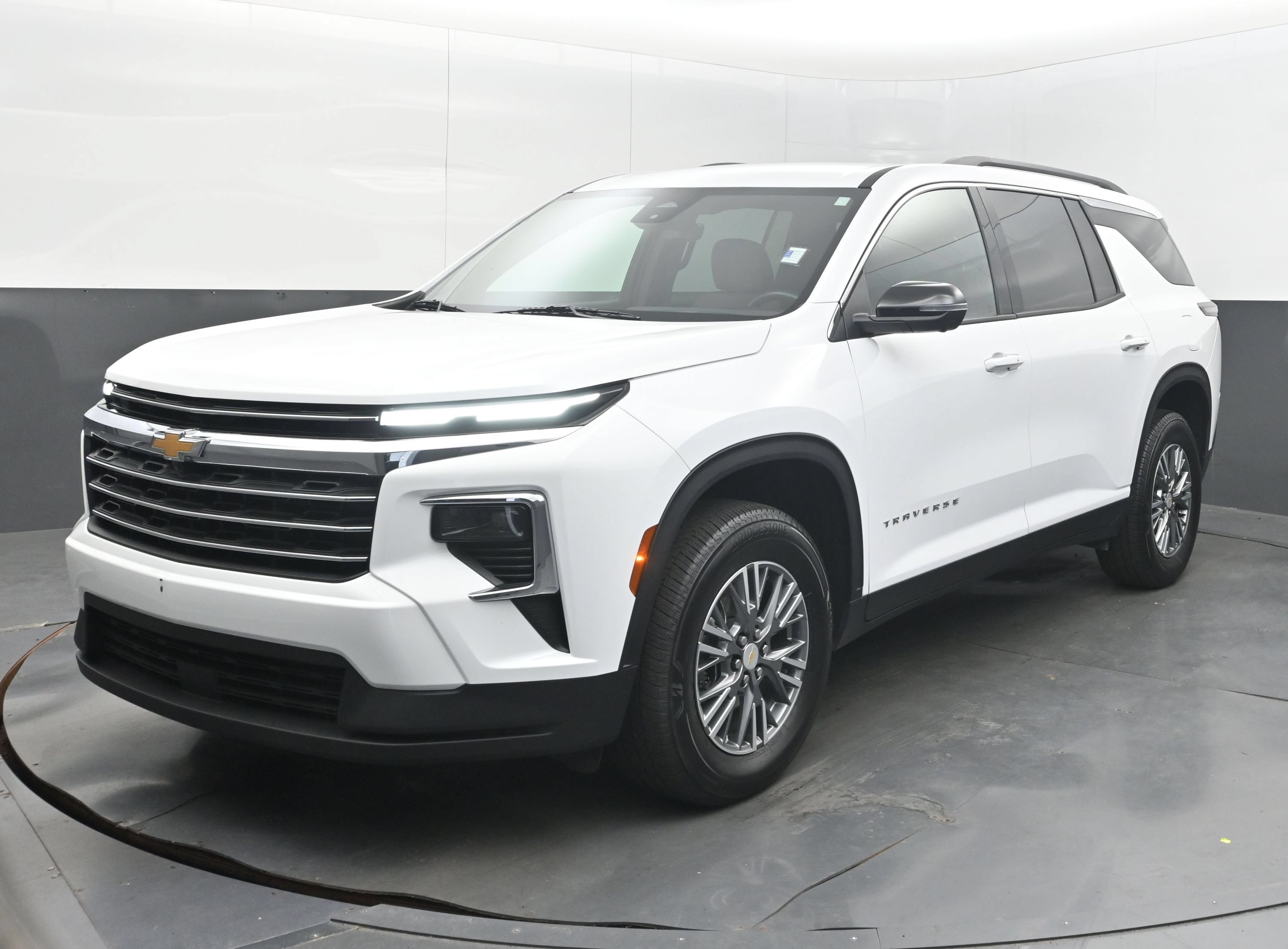 Used 2026 Chevrolet Traverse LT w/ Driver Confidence Package FWD image 4