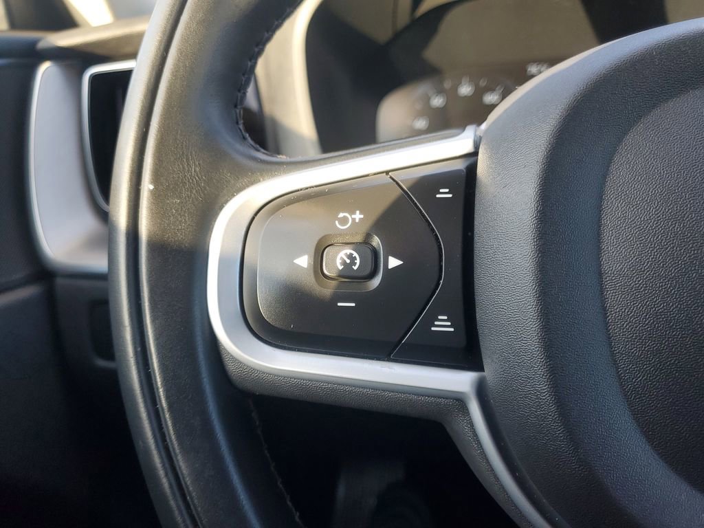 Used 2020 Volvo XC60 T5 Momentum w/ Protection Package Premier image 22