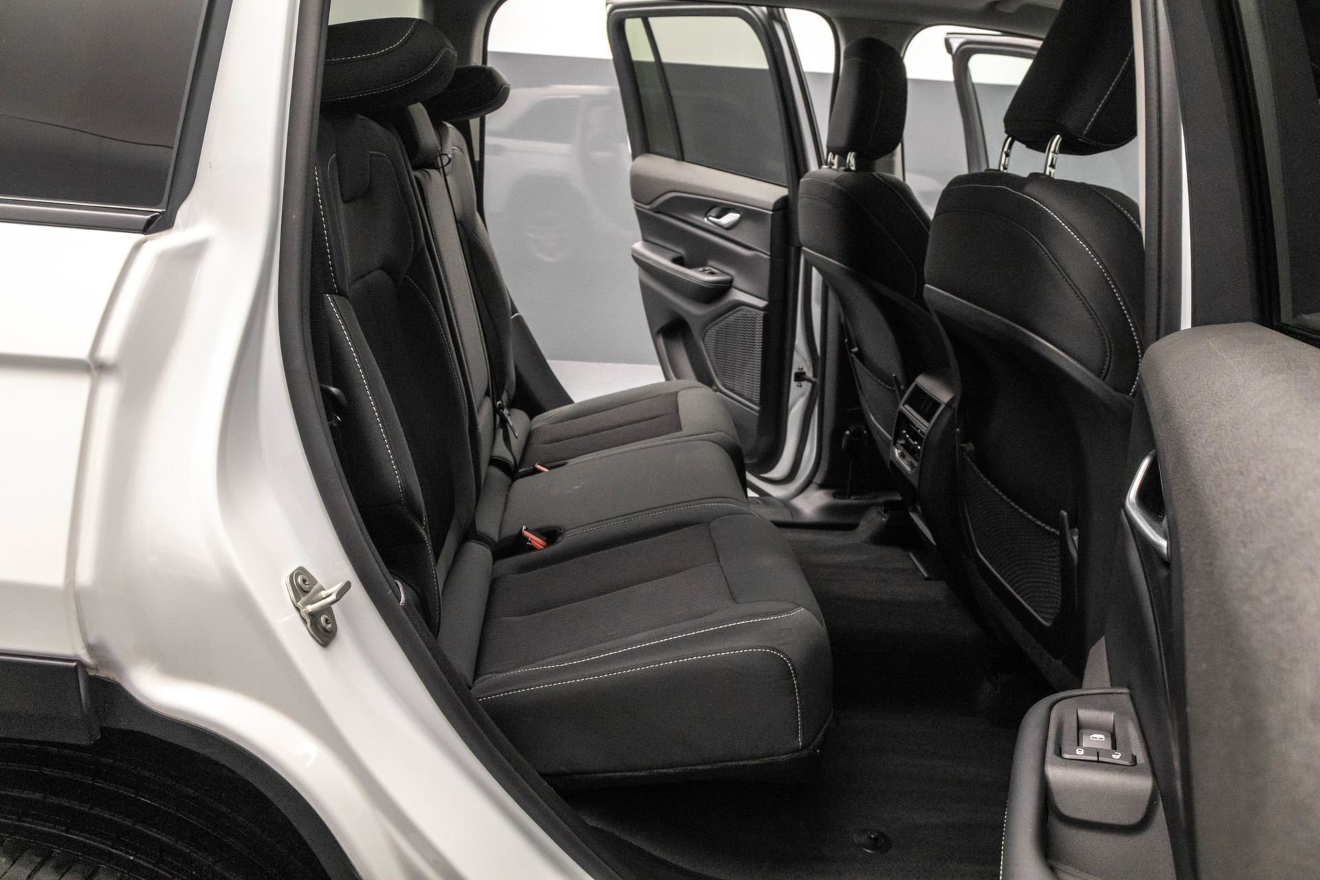 Used 2023 Jeep Grand Cherokee Laredo X image 34