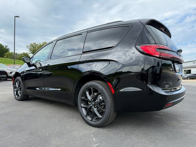 New 2026 Chrysler Pacifica Limited w/ S Appearance Package image 3