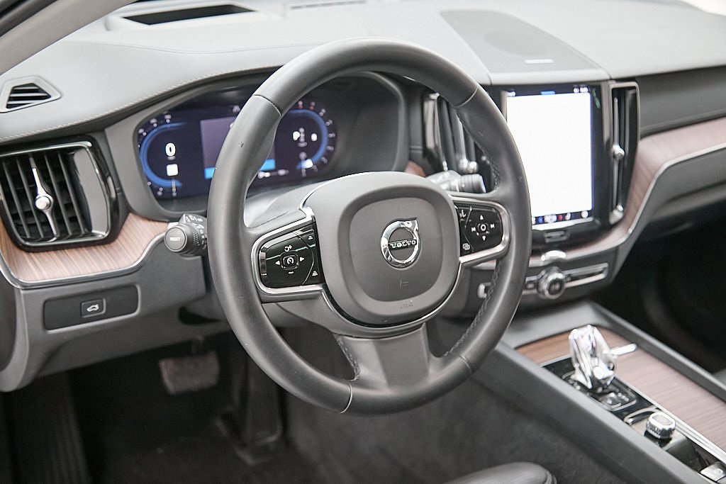 Certified 2023 Volvo XC60 B5 Ultimate w/ Climate Package image 13