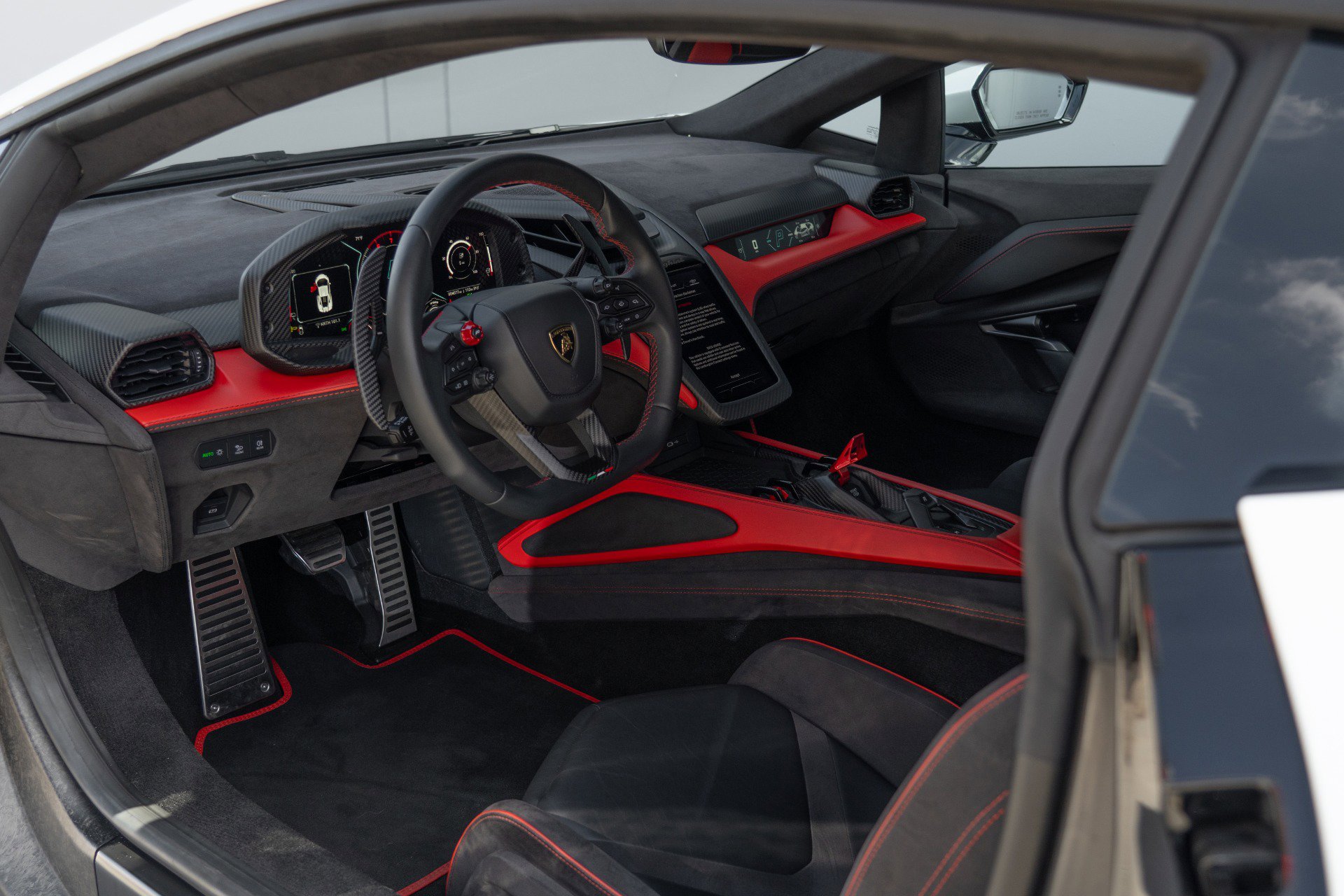 Used 2024 Lamborghini Revuelto image 7