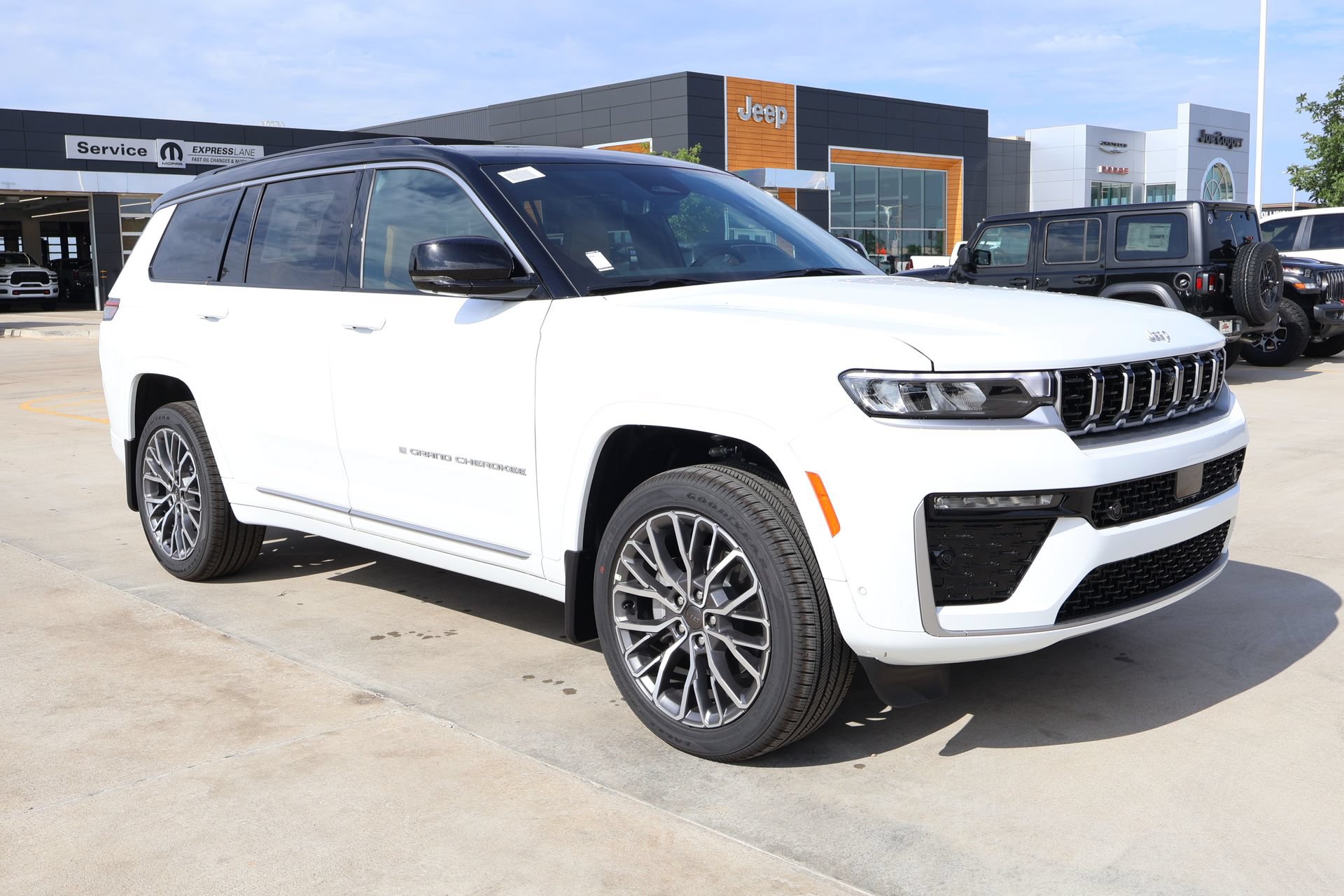 New 2026 Jeep Grand Cherokee L Summit w/ MOPAR Finishing Package