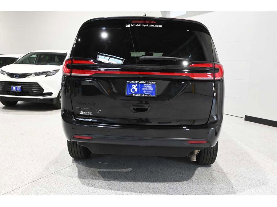 Used 2023 Chrysler Pacifica Touring-L w/ S Appearance Package image 7