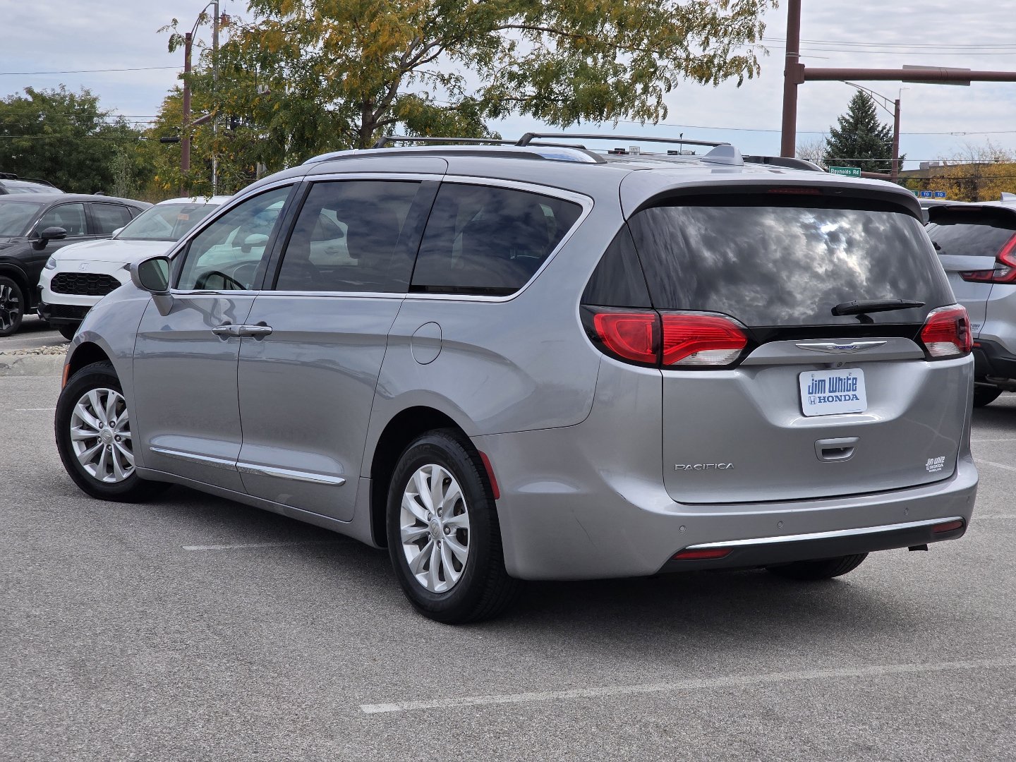 Used 2018 Chrysler Pacifica Touring-L w/ Premium Audio Group FWD image 12