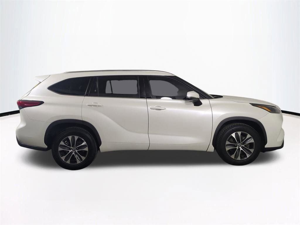 Used 2021 Toyota Highlander XLE image 4