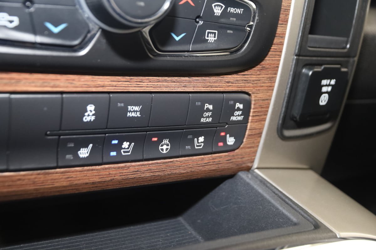 Used 2018 RAM 1500 Laramie w/ Convenience Group AWD/4WD image 8