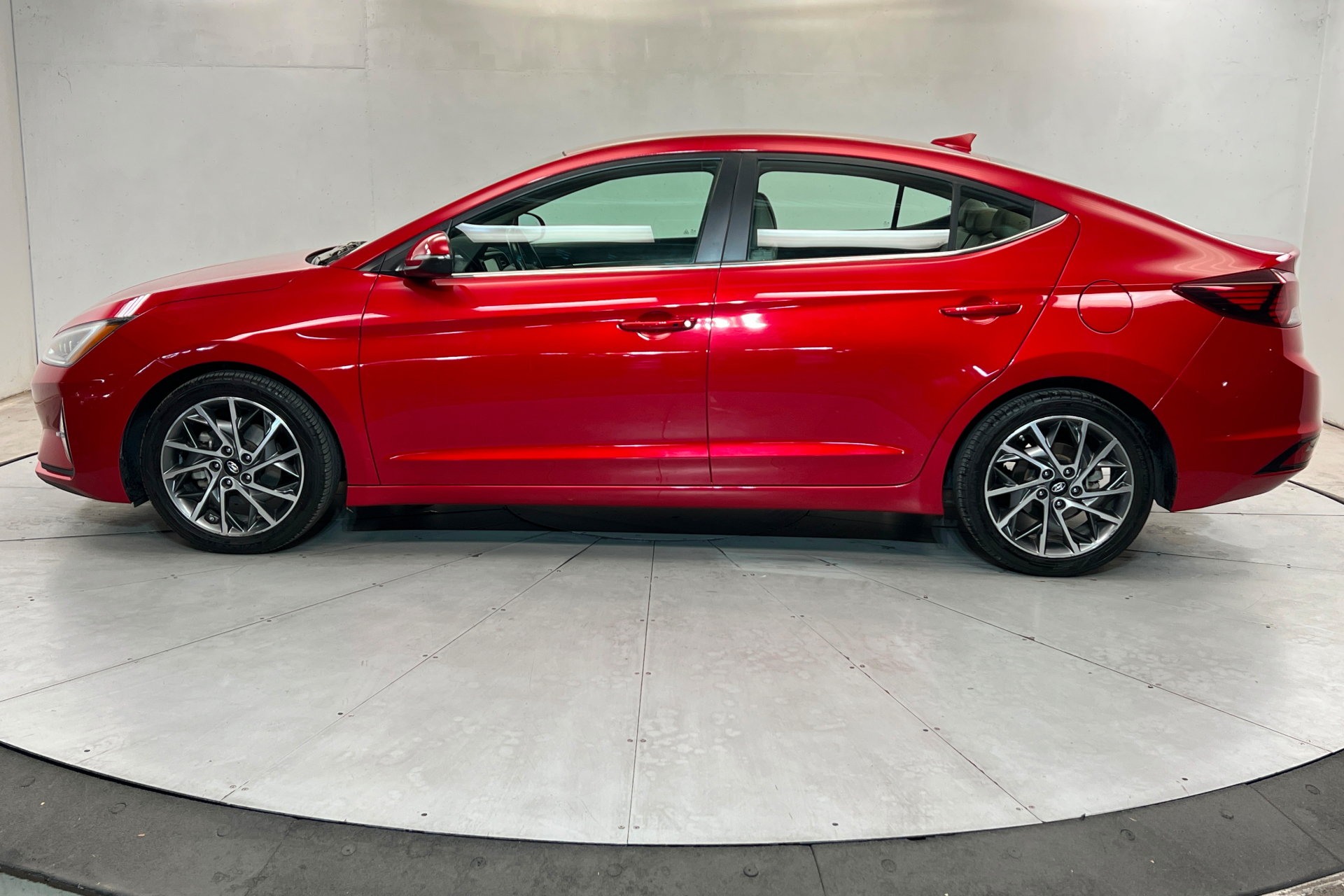 Used 2020 Hyundai Elantra Limited FWD image 2