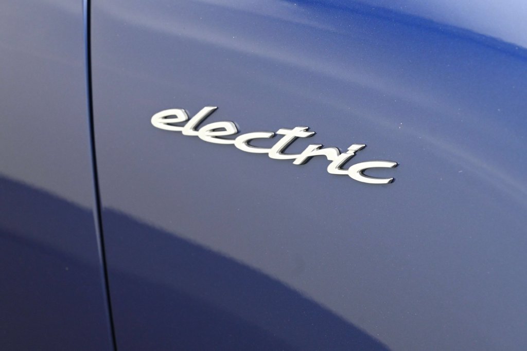 Certified 2026 Porsche Macan 4 Electric w/ Premium Package AWD/4WD image 33