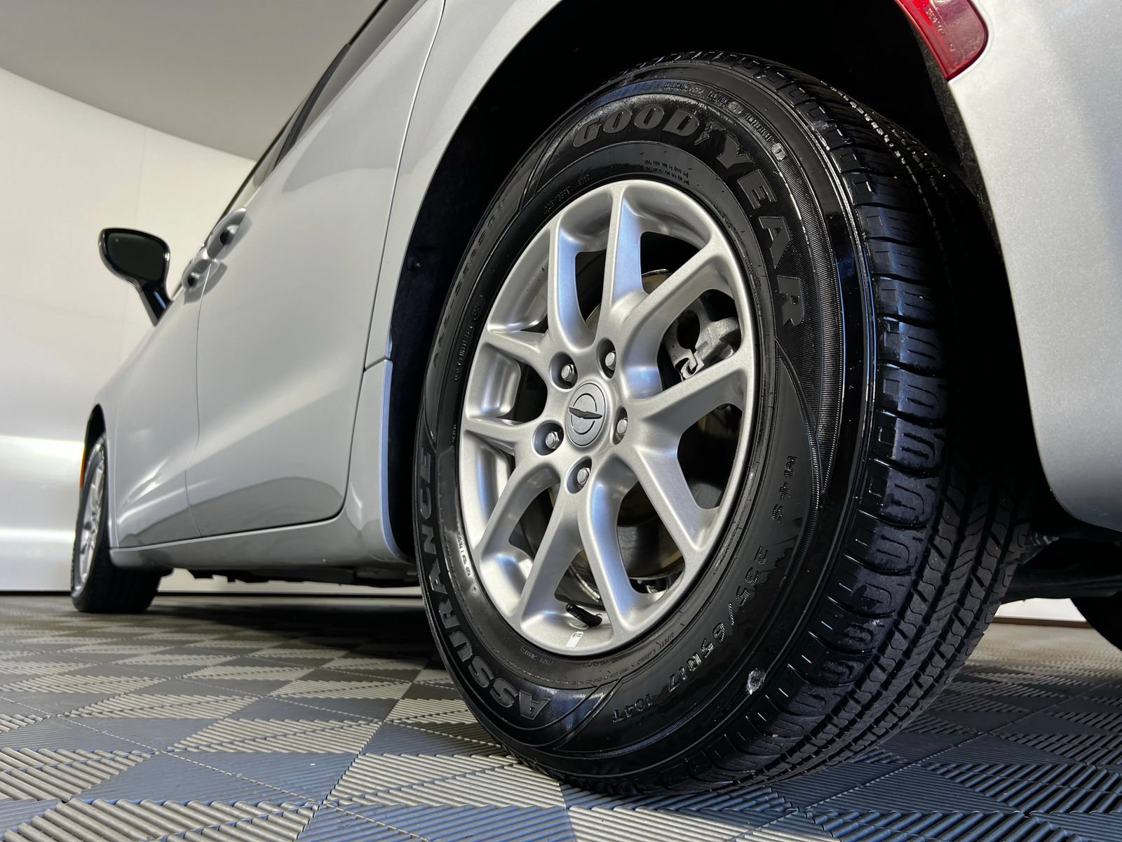 Used 2024 Chrysler Pacifica Touring-L FWD image 28