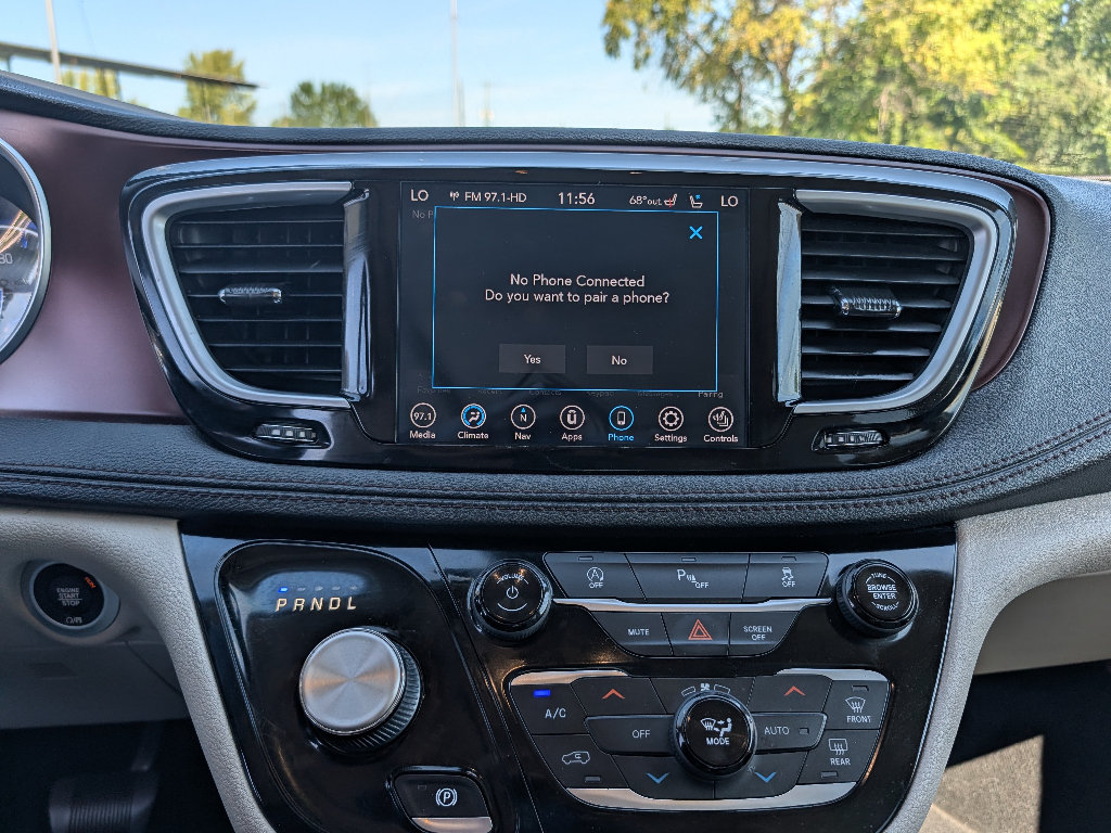 Used 2020 Chrysler Pacifica Limited FWD image 32