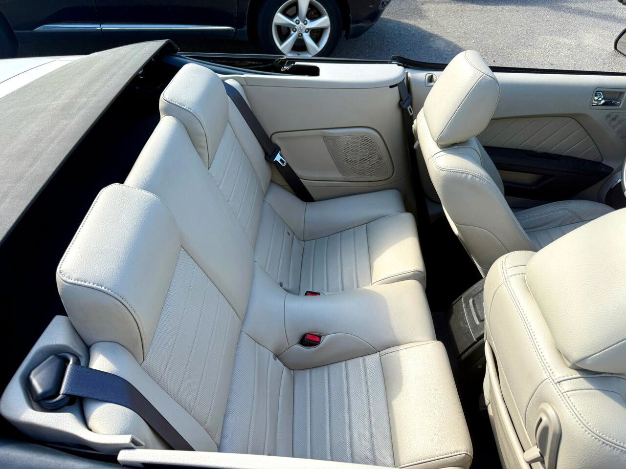 Used 2010 Ford Mustang Convertible image 27