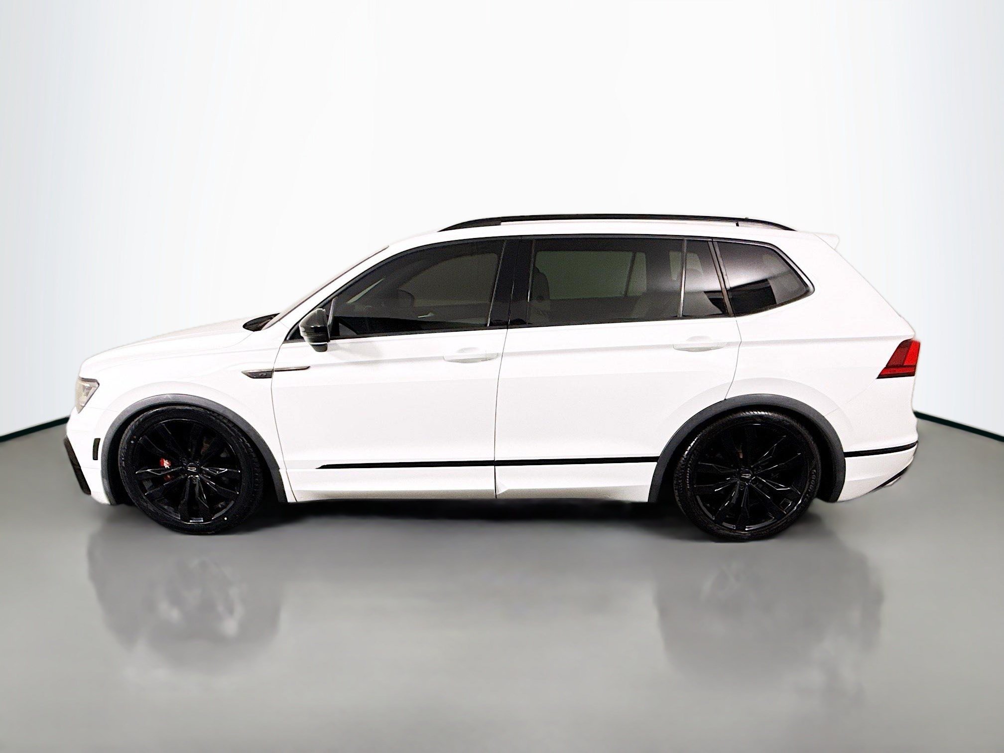 Used 2021 Volkswagen Tiguan SE R-Line FWD image 6
