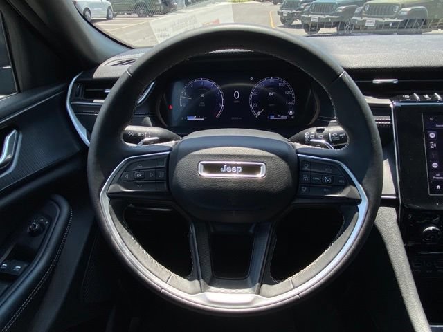 Used 2024 Jeep Grand Cherokee Laredo AWD/4WD image 28
