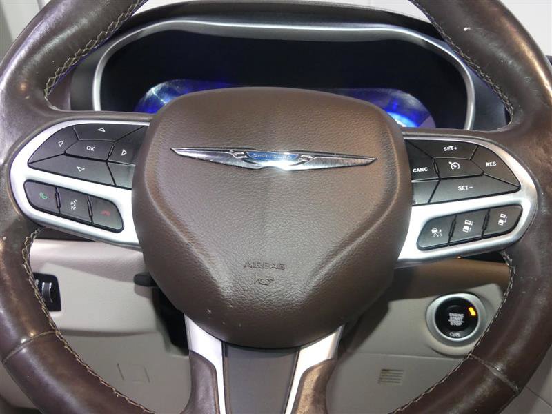 Used 2020 Chrysler Pacifica Touring-L w/ Tire & Wheel Group FWD image 31