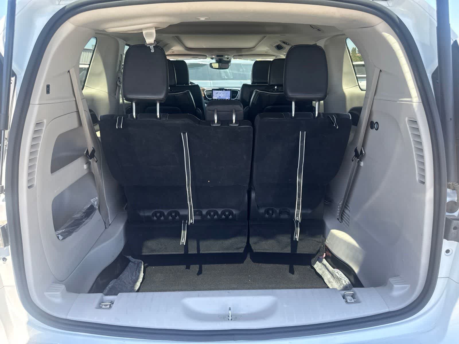 Used 2023 Chrysler Pacifica Limited FWD image 16