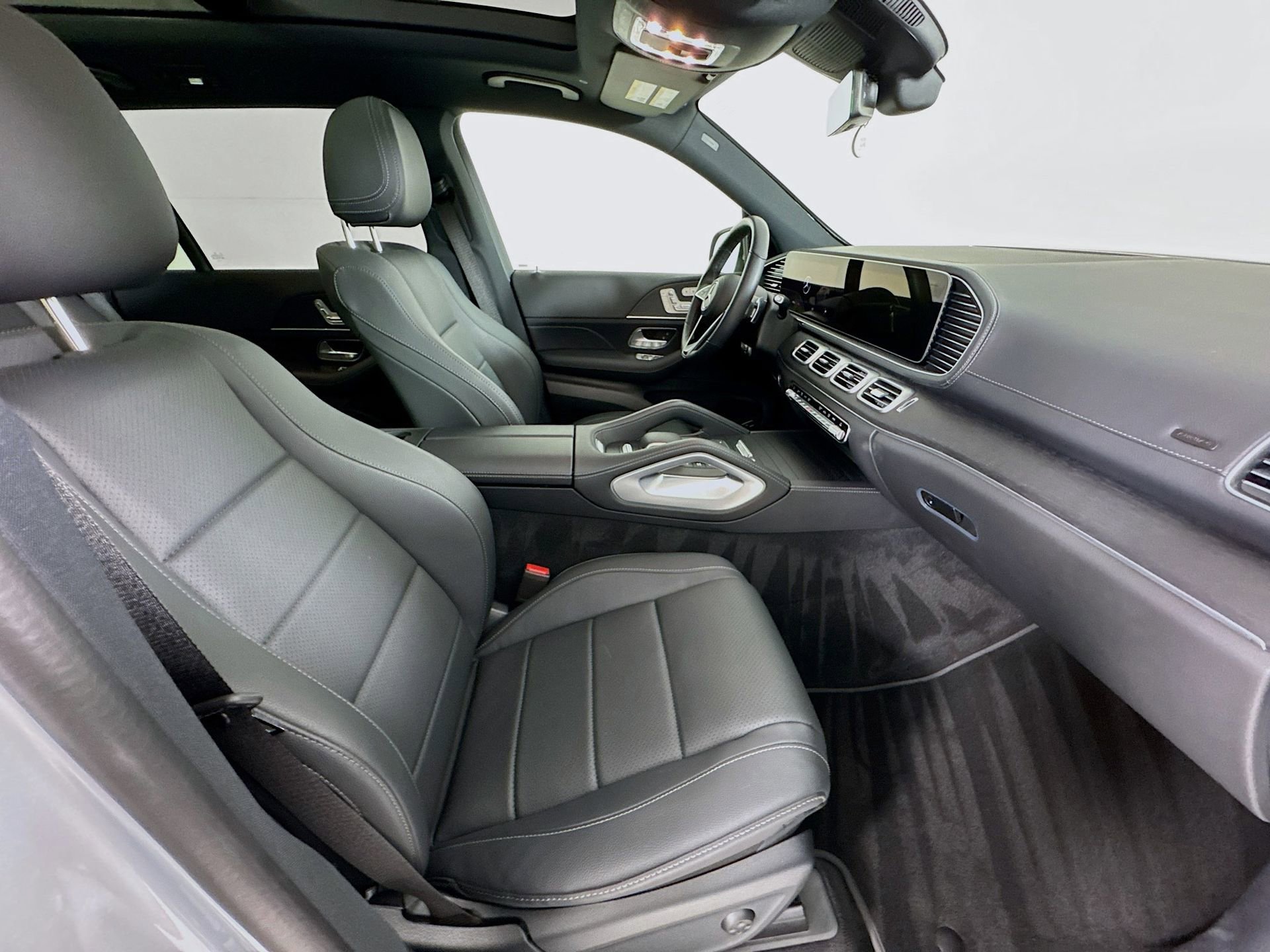 Used 2025 Mercedes-Benz GLS 450 4MATIC image 32