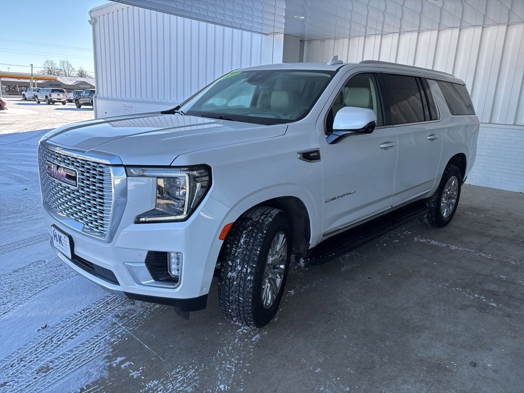 Used 2023 GMC Yukon XL Denali w/ Advanced Technology Package image 3