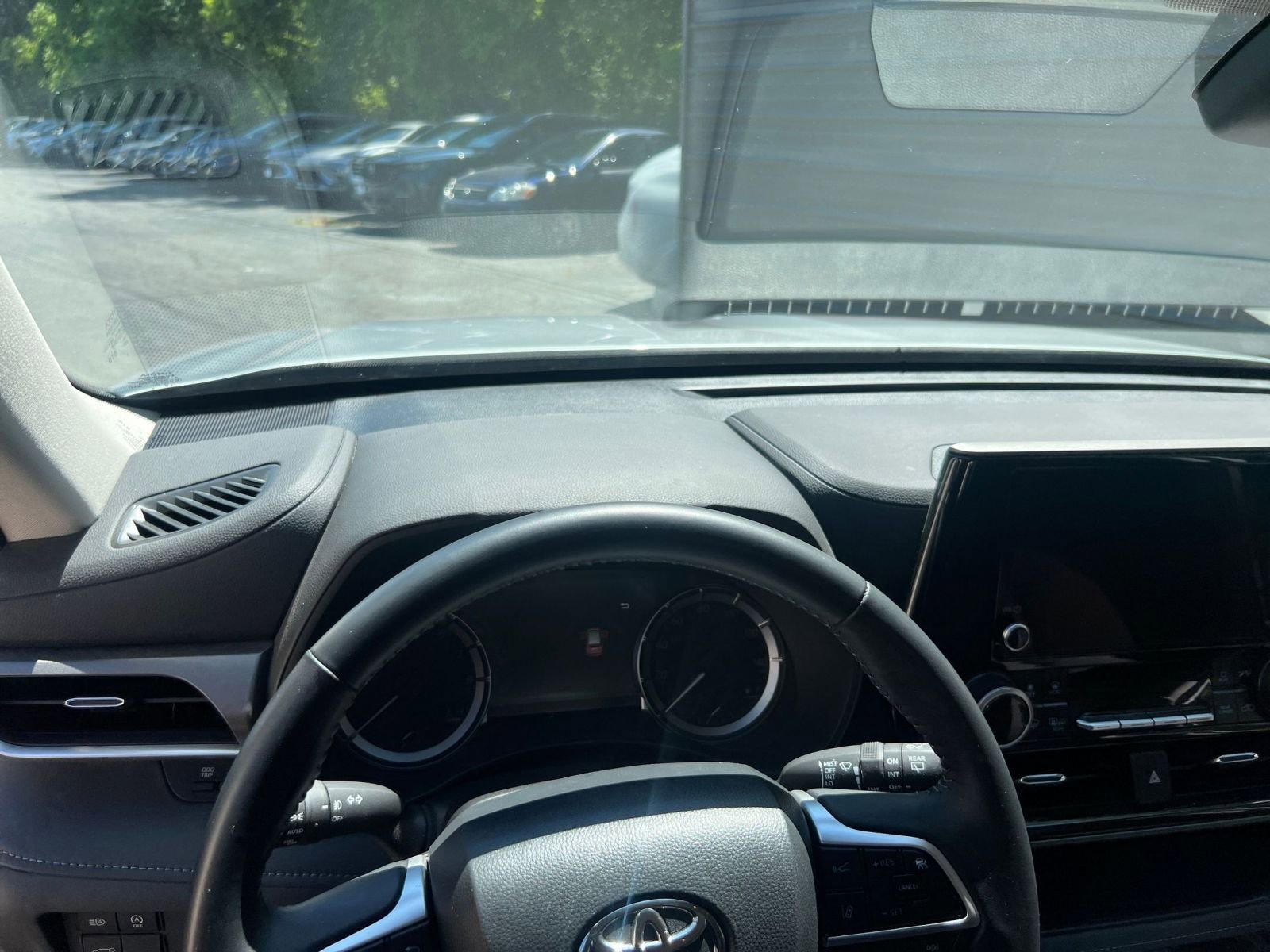 Used 2025 Toyota Highlander LE FWD image 33
