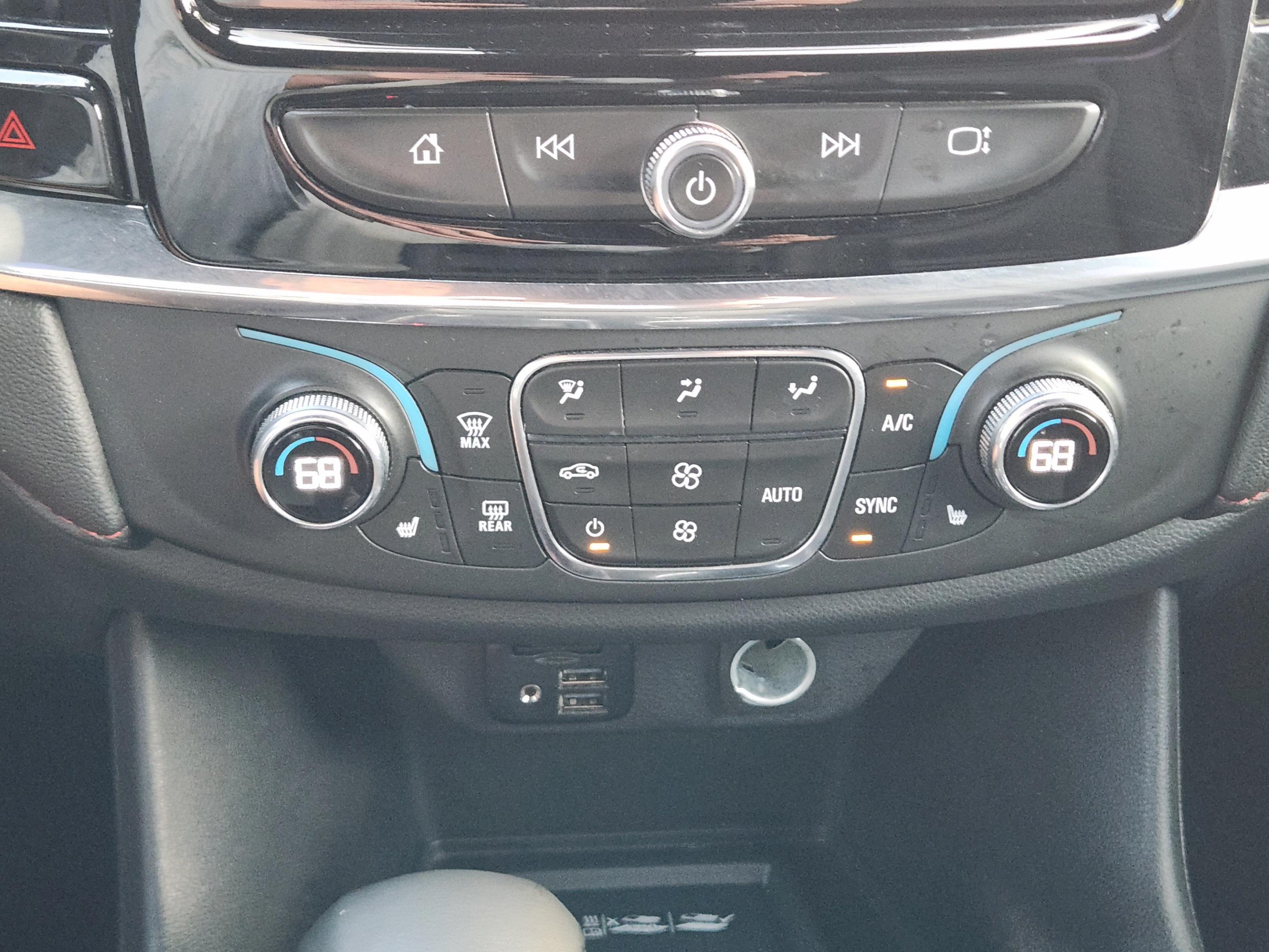 Used 2023 Chevrolet Traverse RS FWD image 11