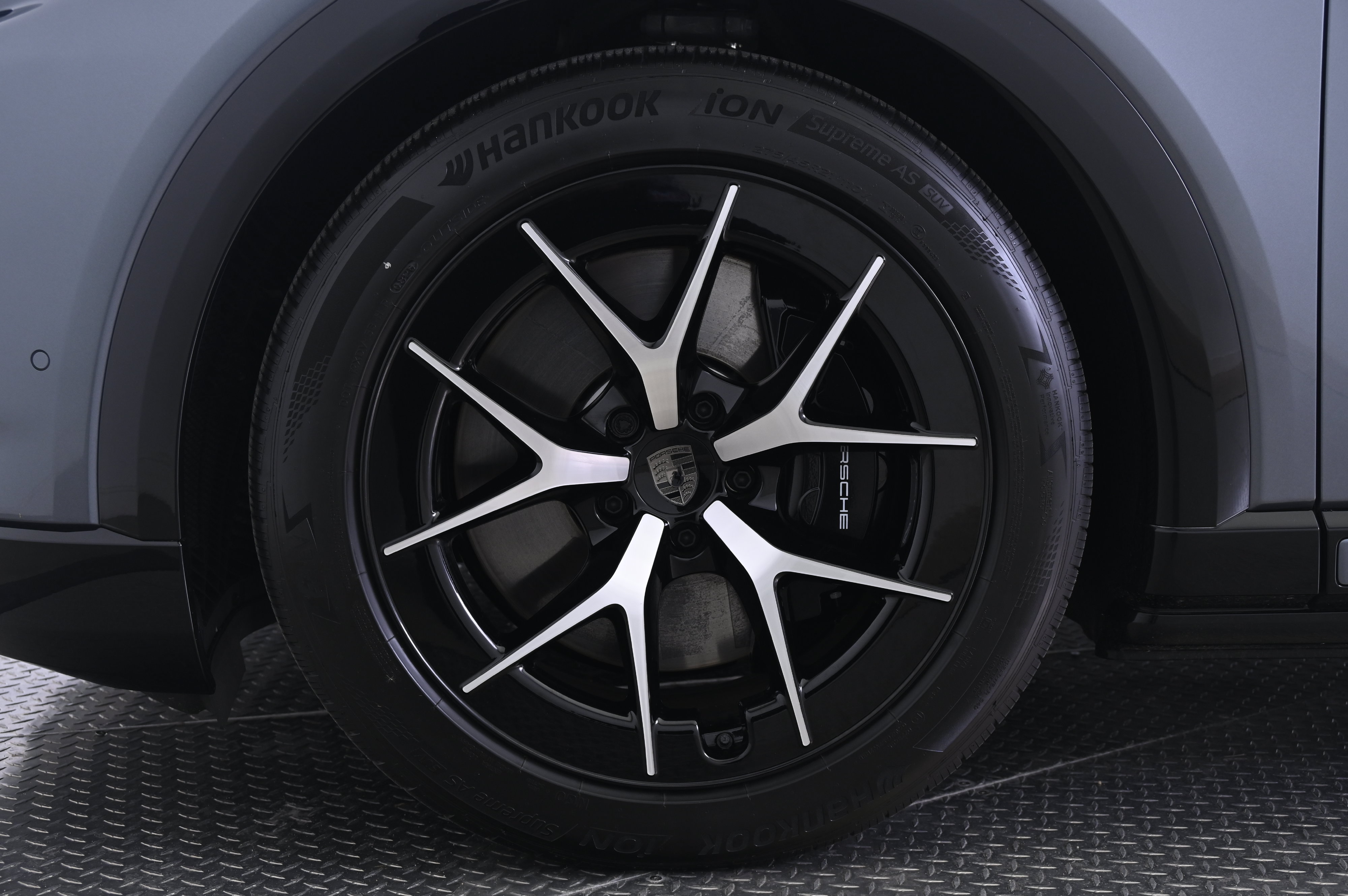 Certified 2026 Porsche Cayenne Turbo AWD/4WD image 11