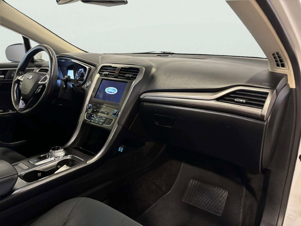 Used 2020 Ford Fusion SE image 28