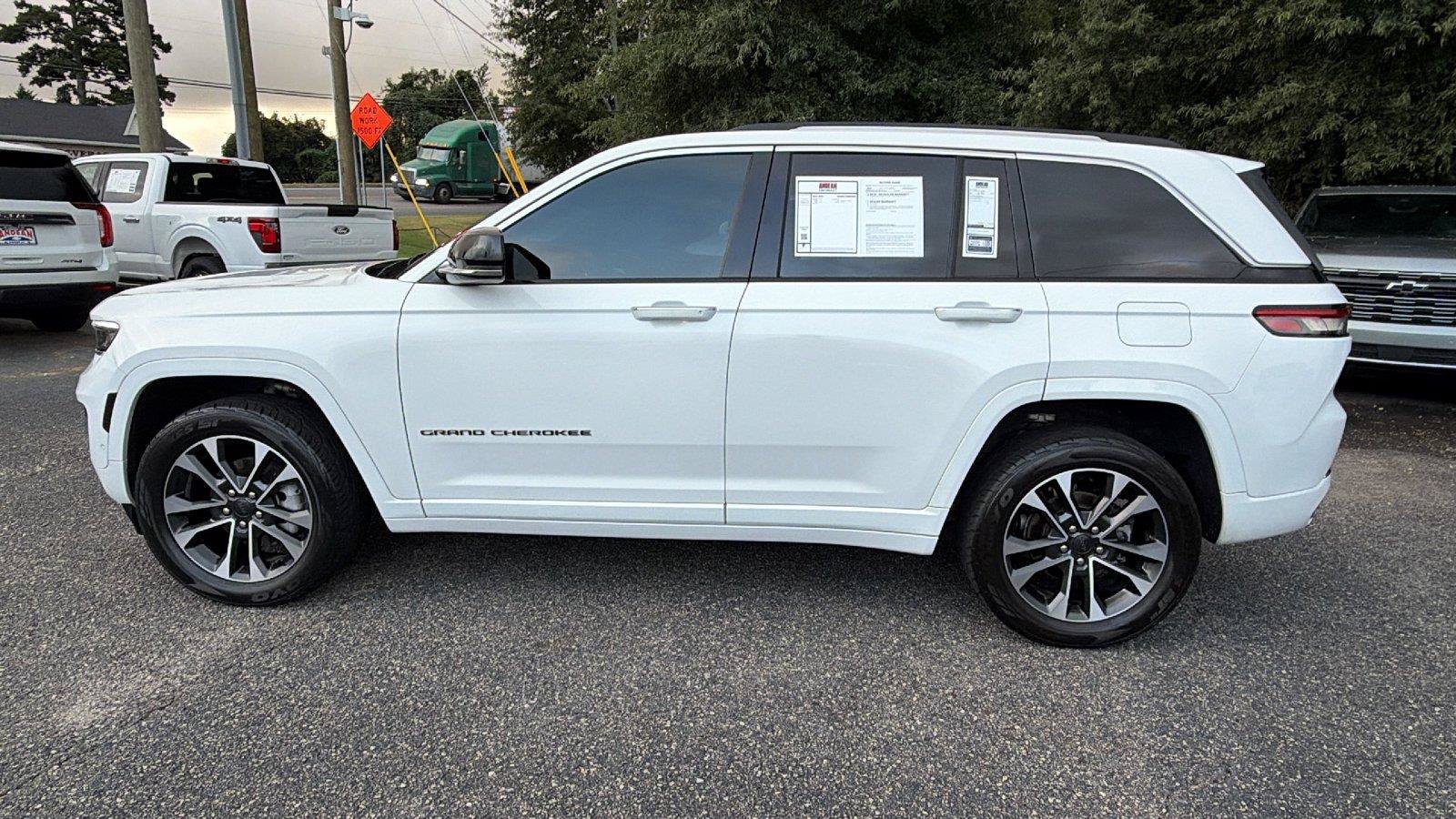 Used 2023 Jeep Grand Cherokee Overland RWD image 12