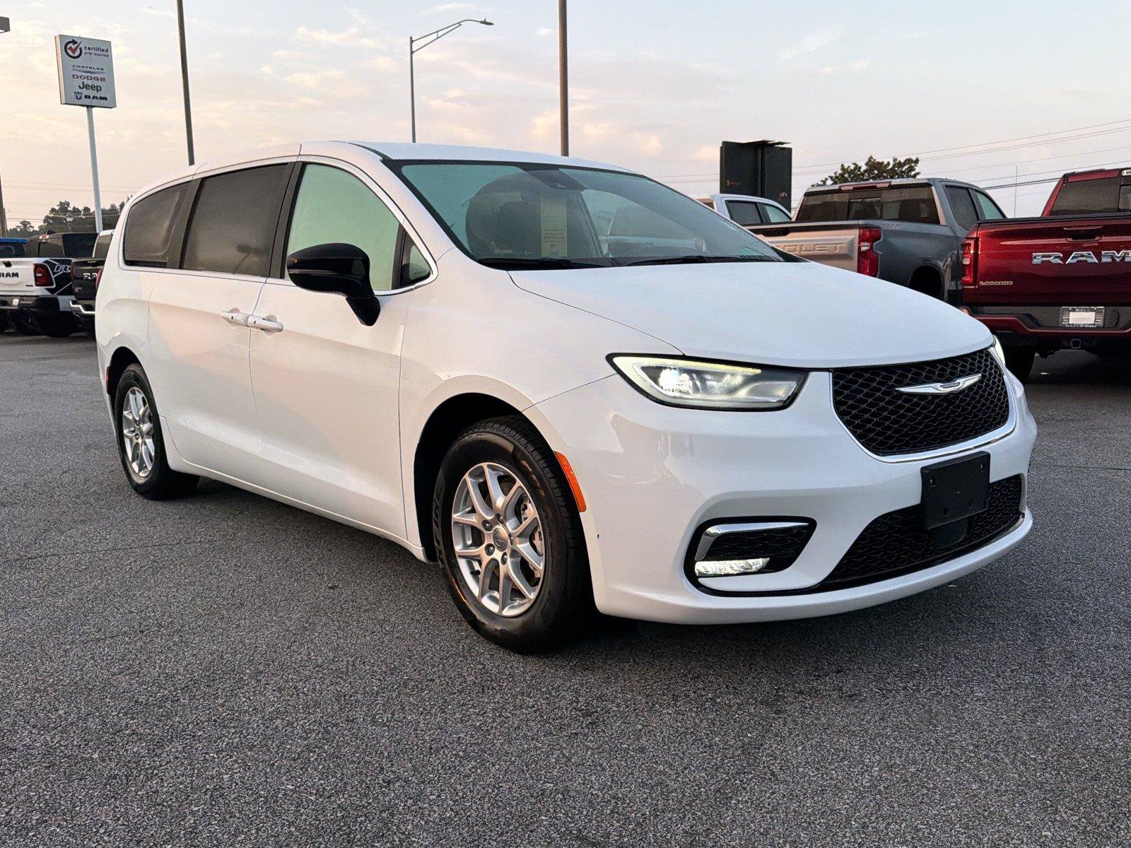 Used 2024 Chrysler Pacifica Touring-L FWD image 4