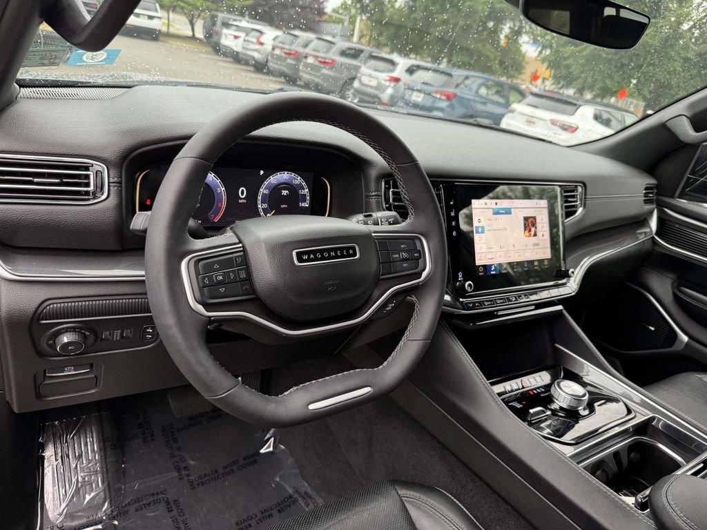 Used 2023 Jeep Wagoneer 4WD image 2