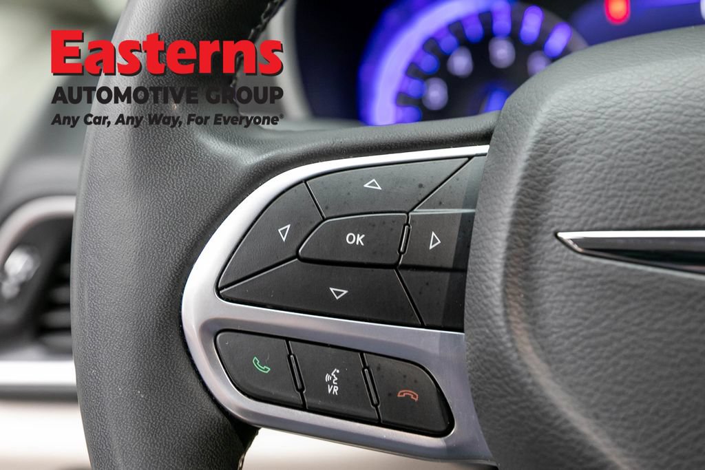 Used 2023 Chrysler Pacifica Touring-L FWD image 16