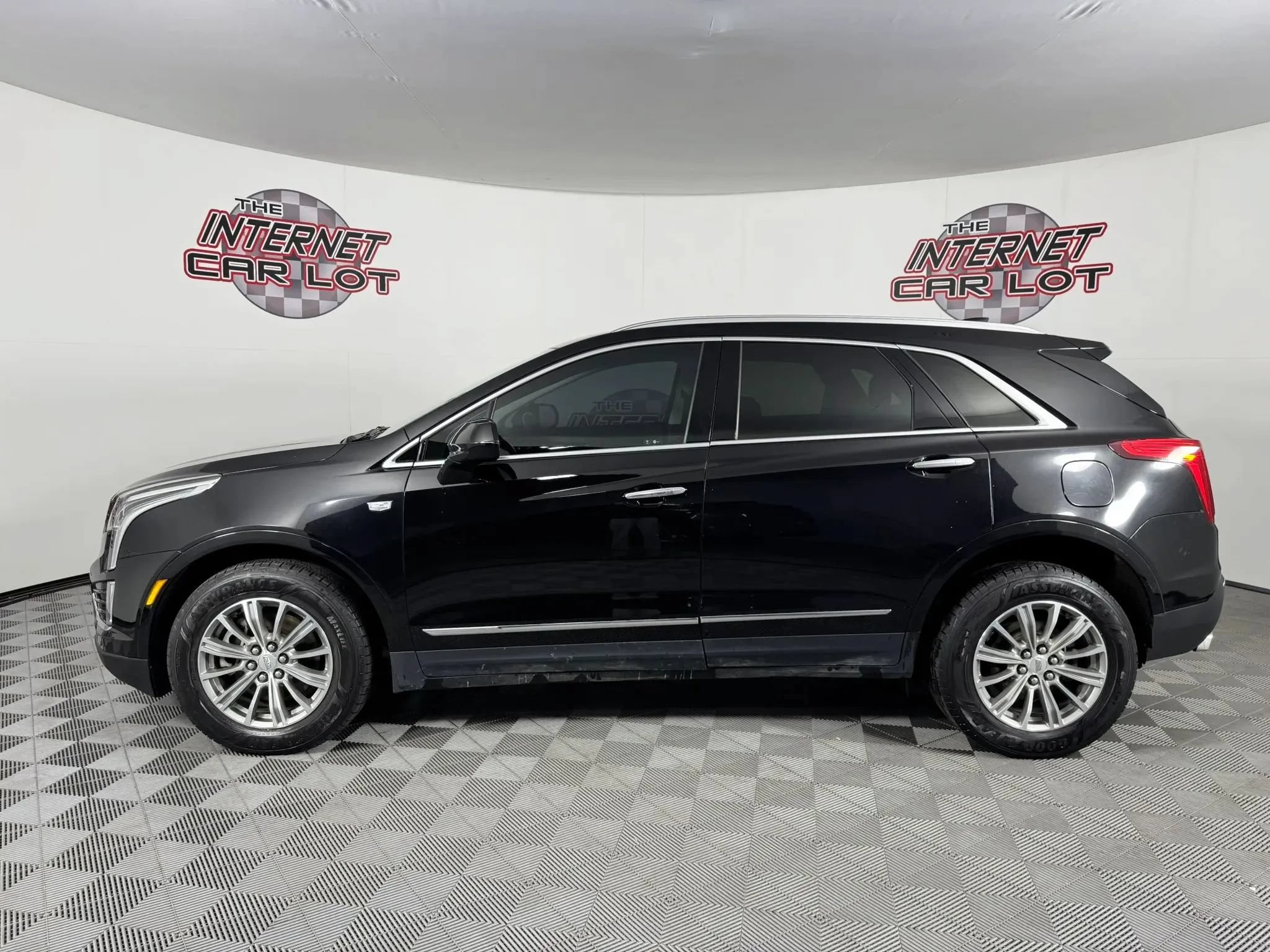 Used 2017 Cadillac XT5 Luxury w/ Driver Awareness Package FWD image 4
