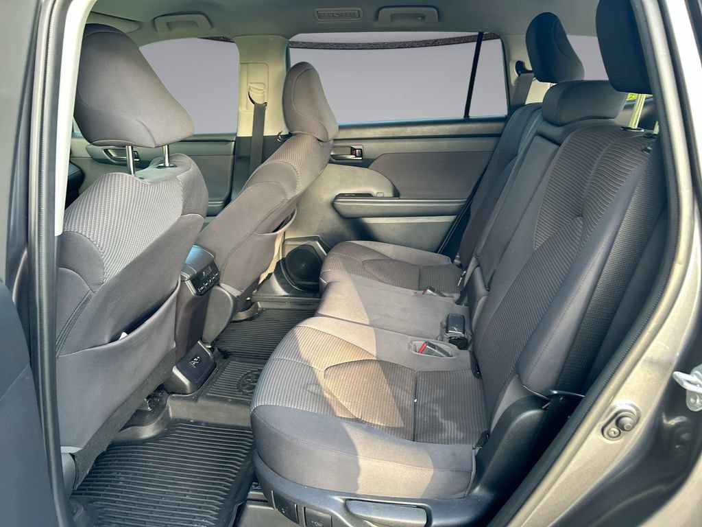 Used 2021 Toyota Highlander LE FWD image 28