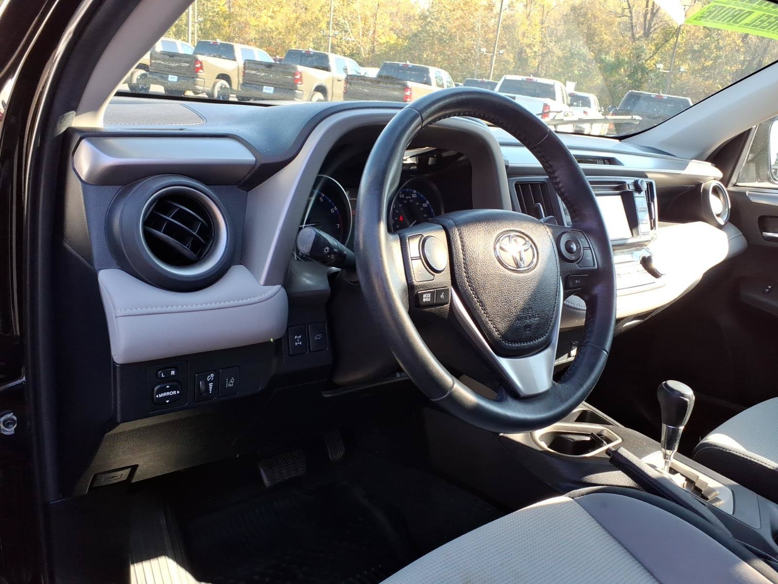 Used 2018 Toyota RAV4 XLE AWD/4WD image 14