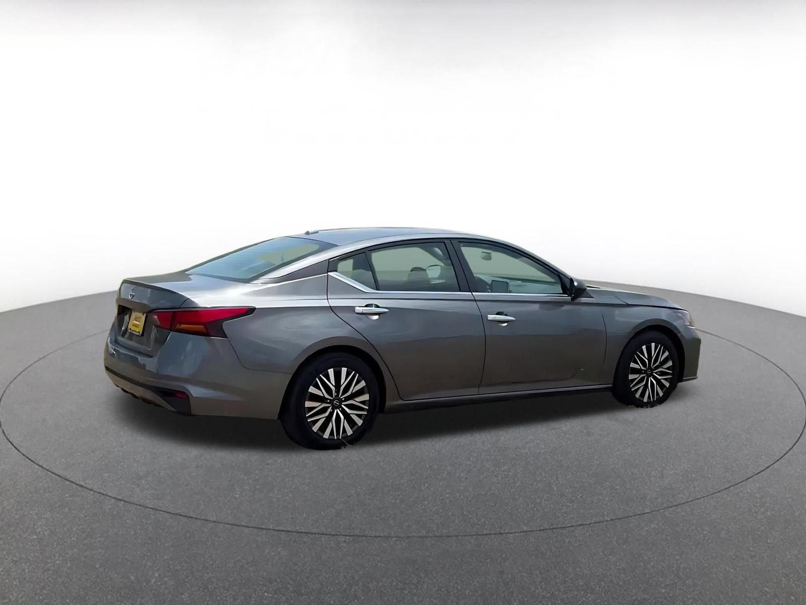 Used 2025 Nissan Altima 2.5 SV FWD image 13