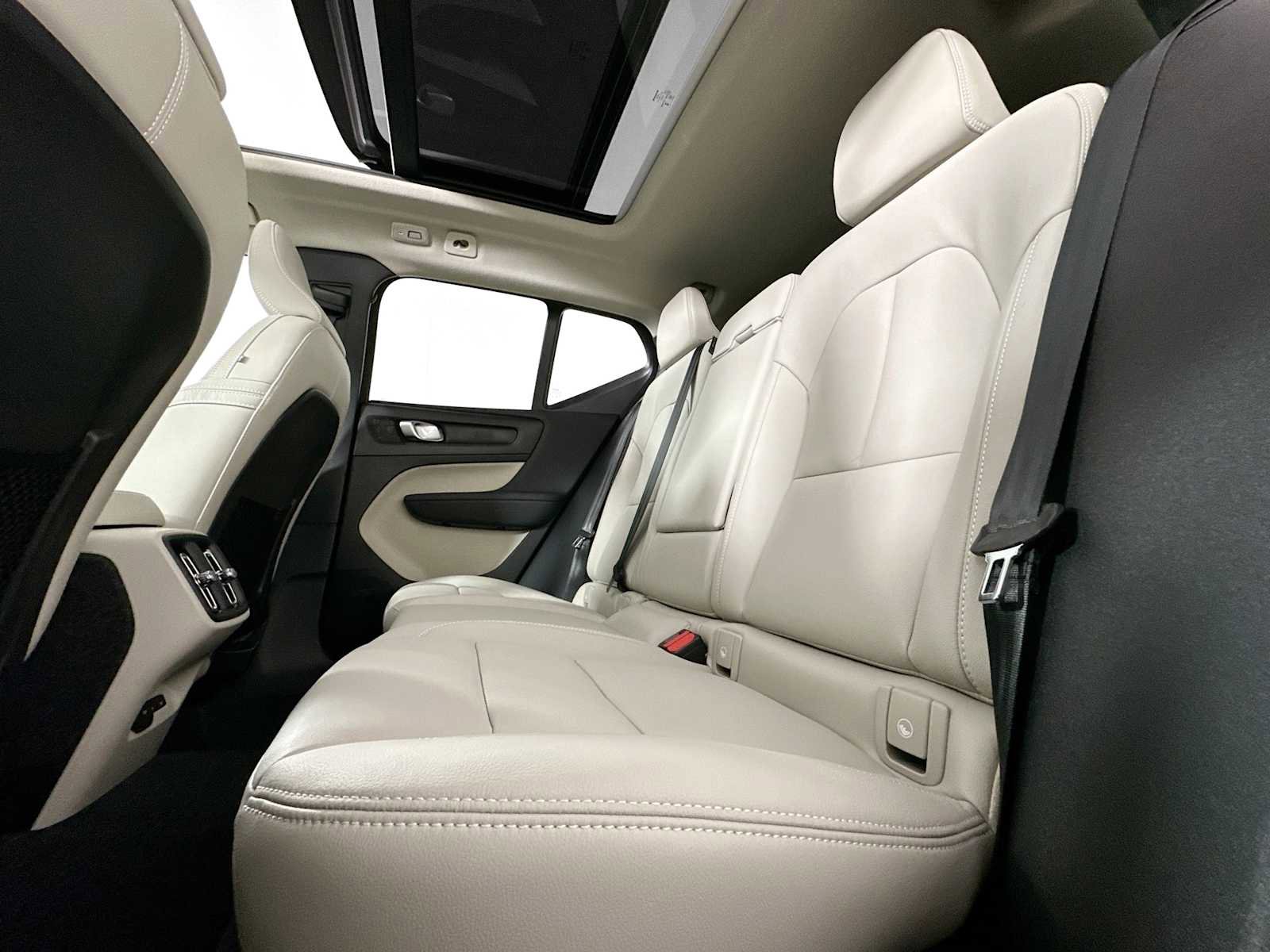 Used 2025 Volvo XC40 B5 Plus w/ Protection Package Premier image 20