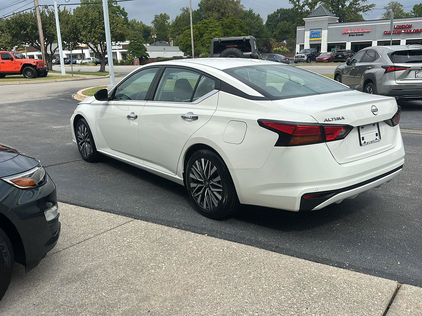 Used 2025 Nissan Altima 2.5 SV FWD image 6