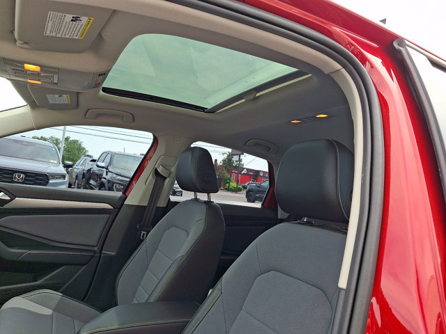 Used 2025 Volkswagen Jetta SE FWD image 14