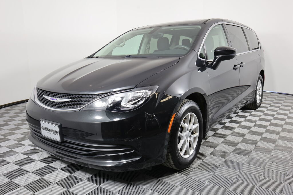 Used 2017 Chrysler Pacifica Touring image 5
