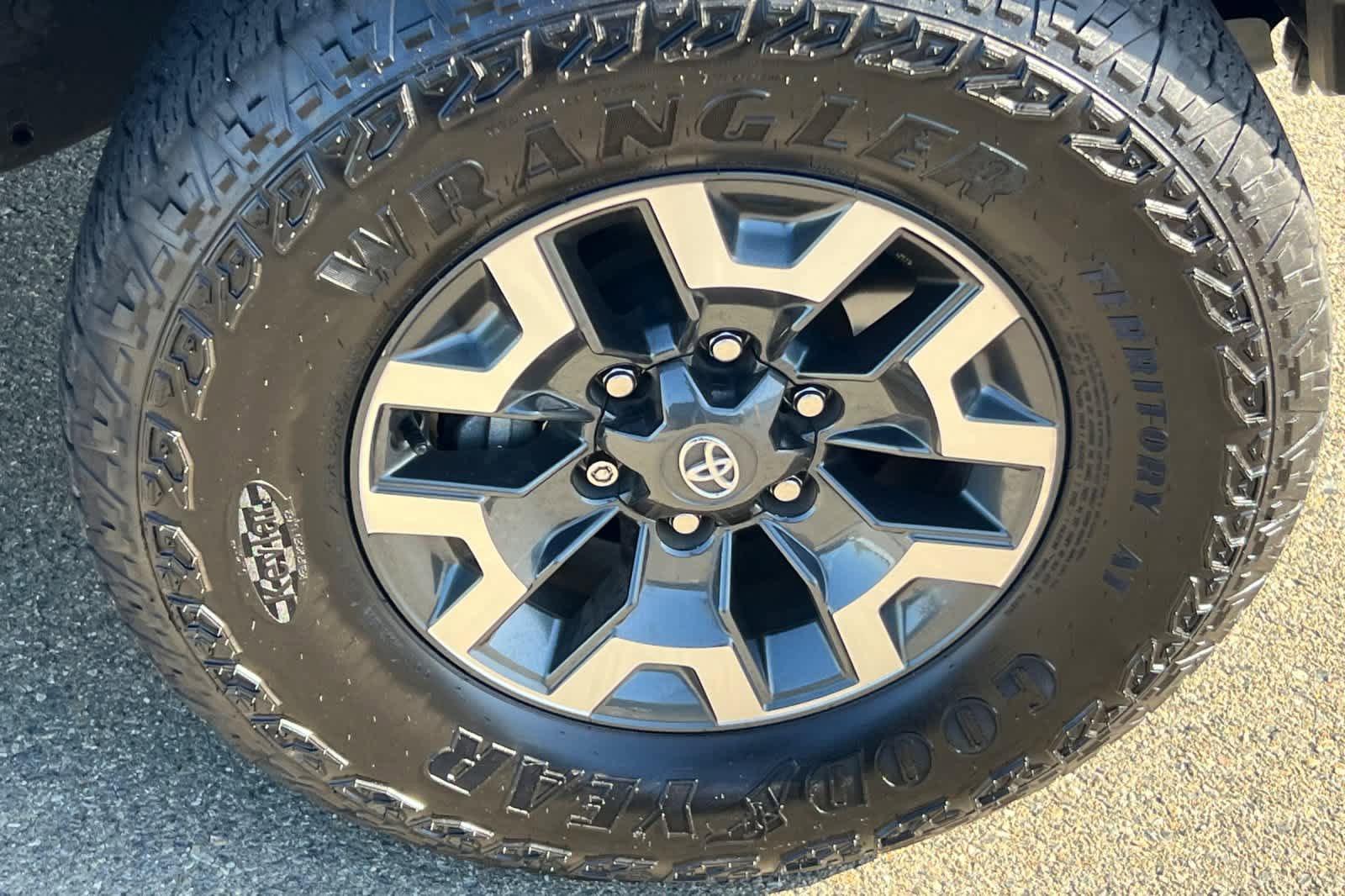 Used 2023 Toyota Tacoma TRD Off-Road w/ Advanced Technology Package AWD/4WD image 15