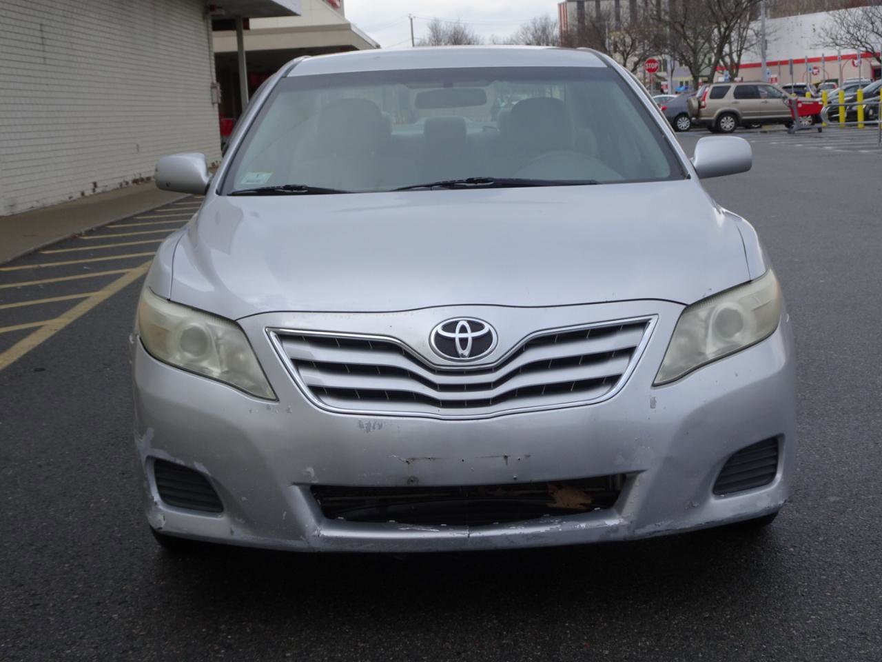Used 2011 Toyota Camry LE FWD image 2