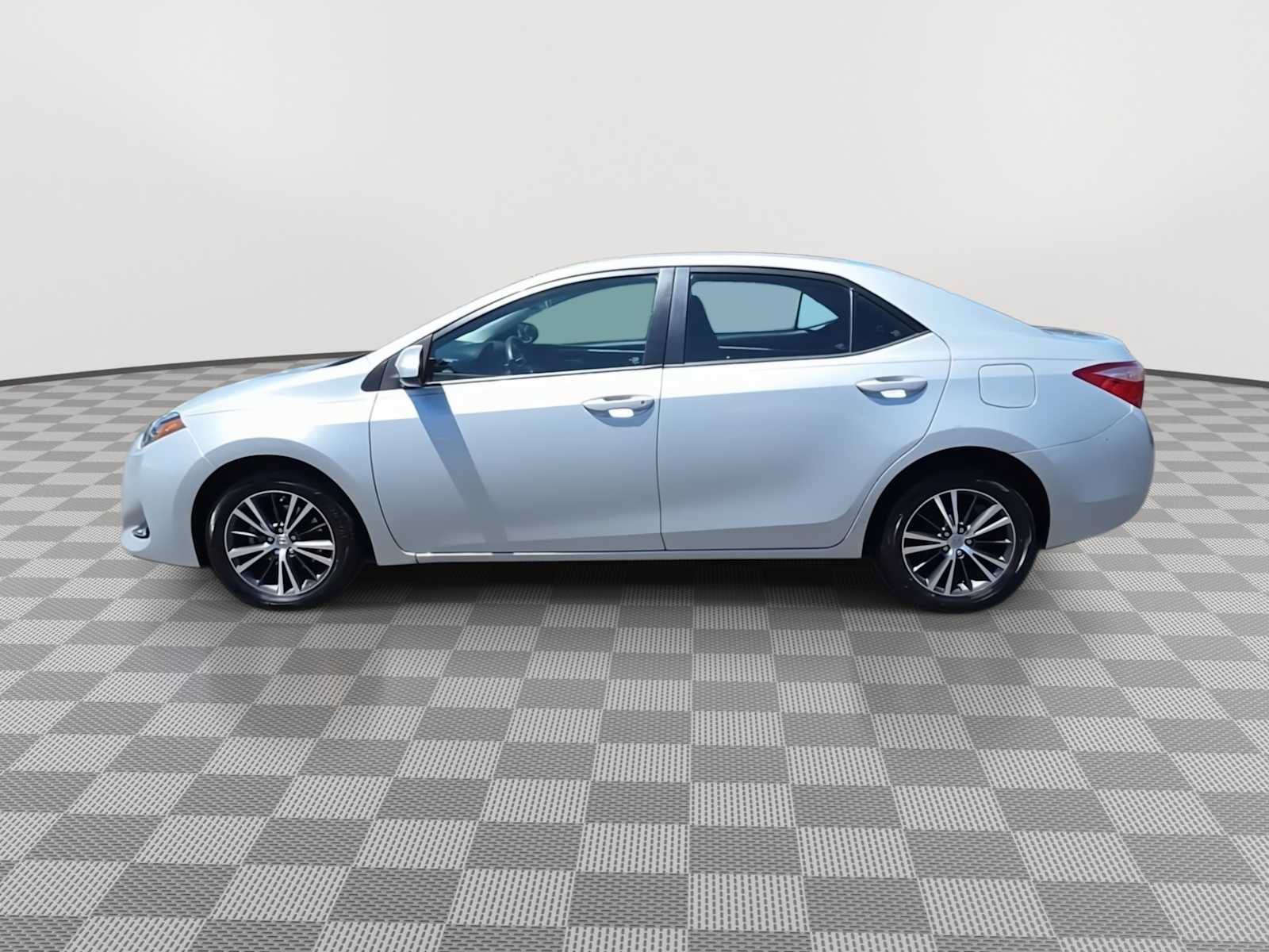 Used 2018 Toyota Corolla LE w/ LE Premium Package FWD image 5