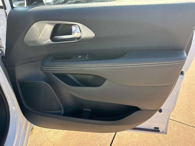 Used 2025 Chrysler Pacifica Select FWD image 18