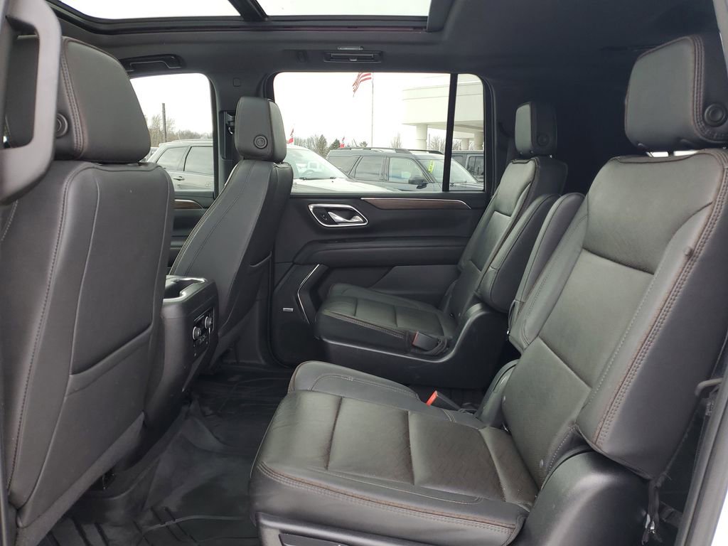 Used 2023 Chevrolet Suburban High Country image 32